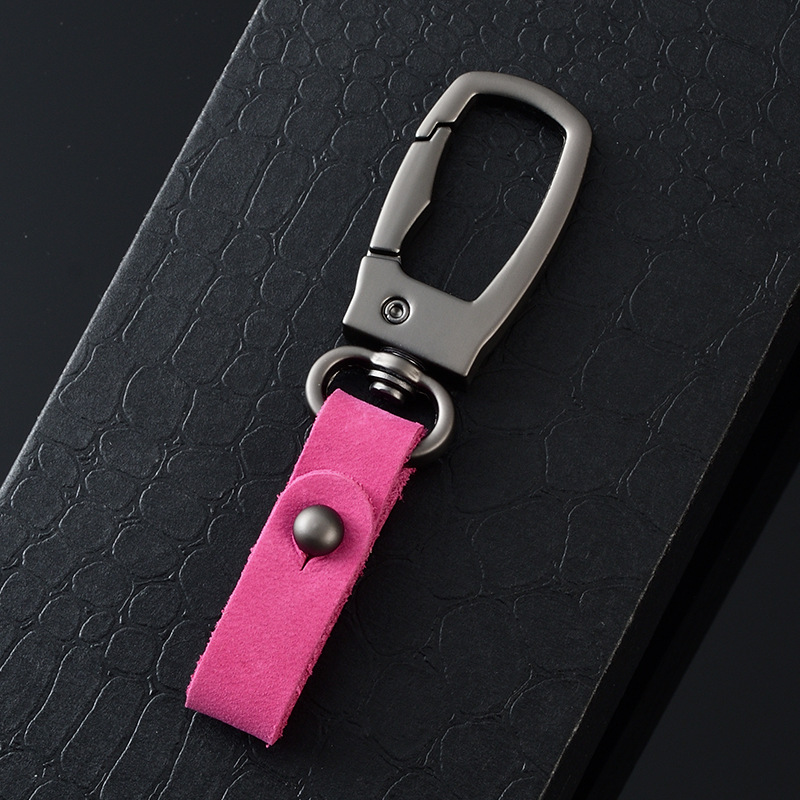 軽くて豪華な本革の自動車のキーホルダーの頭の層のつや消しの牛革の車のキーチェーンの個性のカップルの腰は掛けてペンダントをなくします。