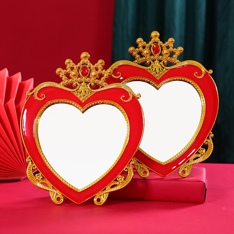 A portable wedding makeup mirror for the bride, red, a traditional Chinese wedding dowry mirror