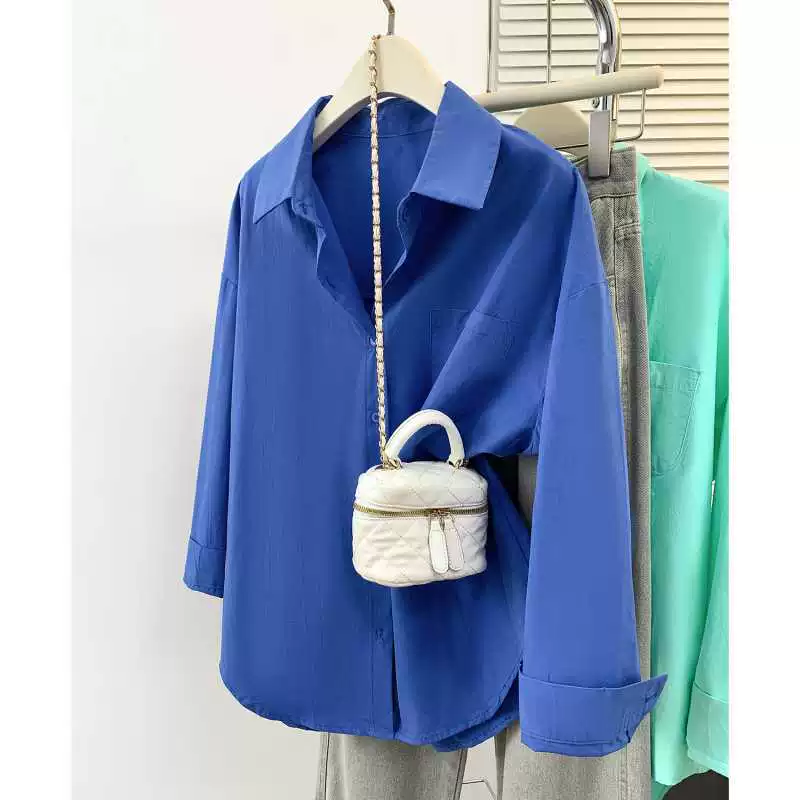 Синяя рубашка с длинными рукавами