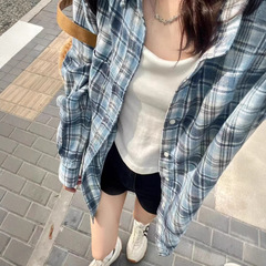 豪華で高級感のあるブルーの格子縞のシャツのコートの女性2025新型のゆったりとしたカジュアルな肉を隠しているカップルのシャツ