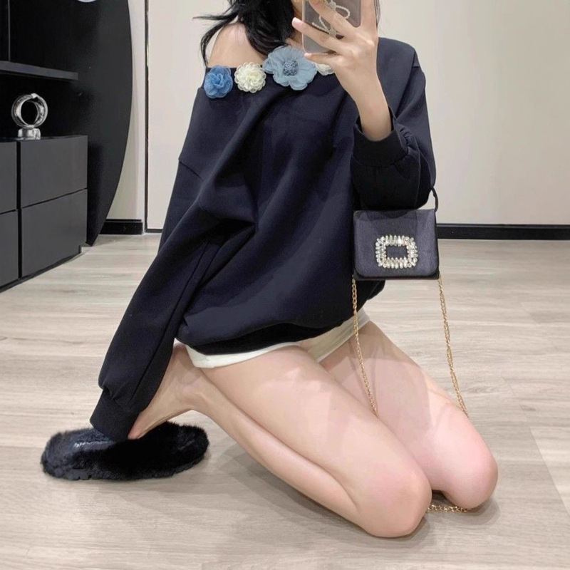 设计感灰色斜肩卫衣女秋冬新款慵懒宽松休闲立体花朵露肩长袖上衣|undefined