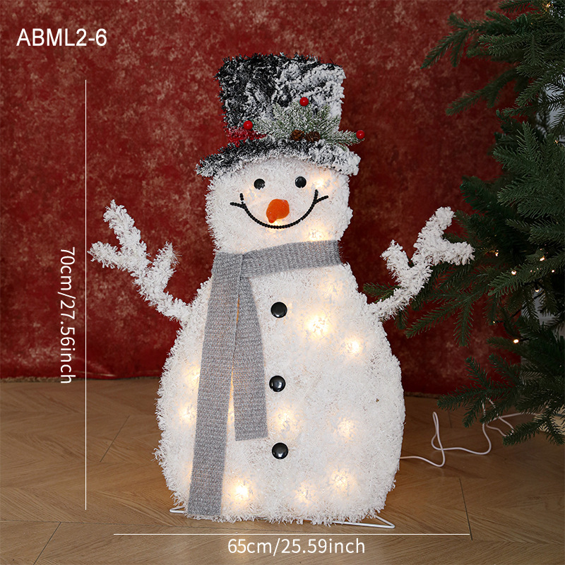 Decoraciones navideñas de muñecos de nieve, adornos de escaparate con una escena de renos de peluche blancos brillantes para la Nochebuena.