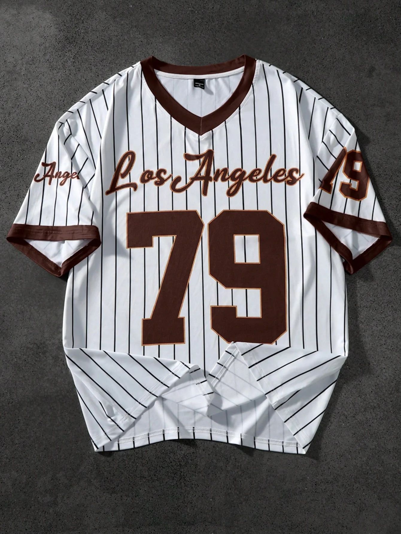 Herr t-shirt med v-ringning och retro baseball tryck sportig_voghion.com