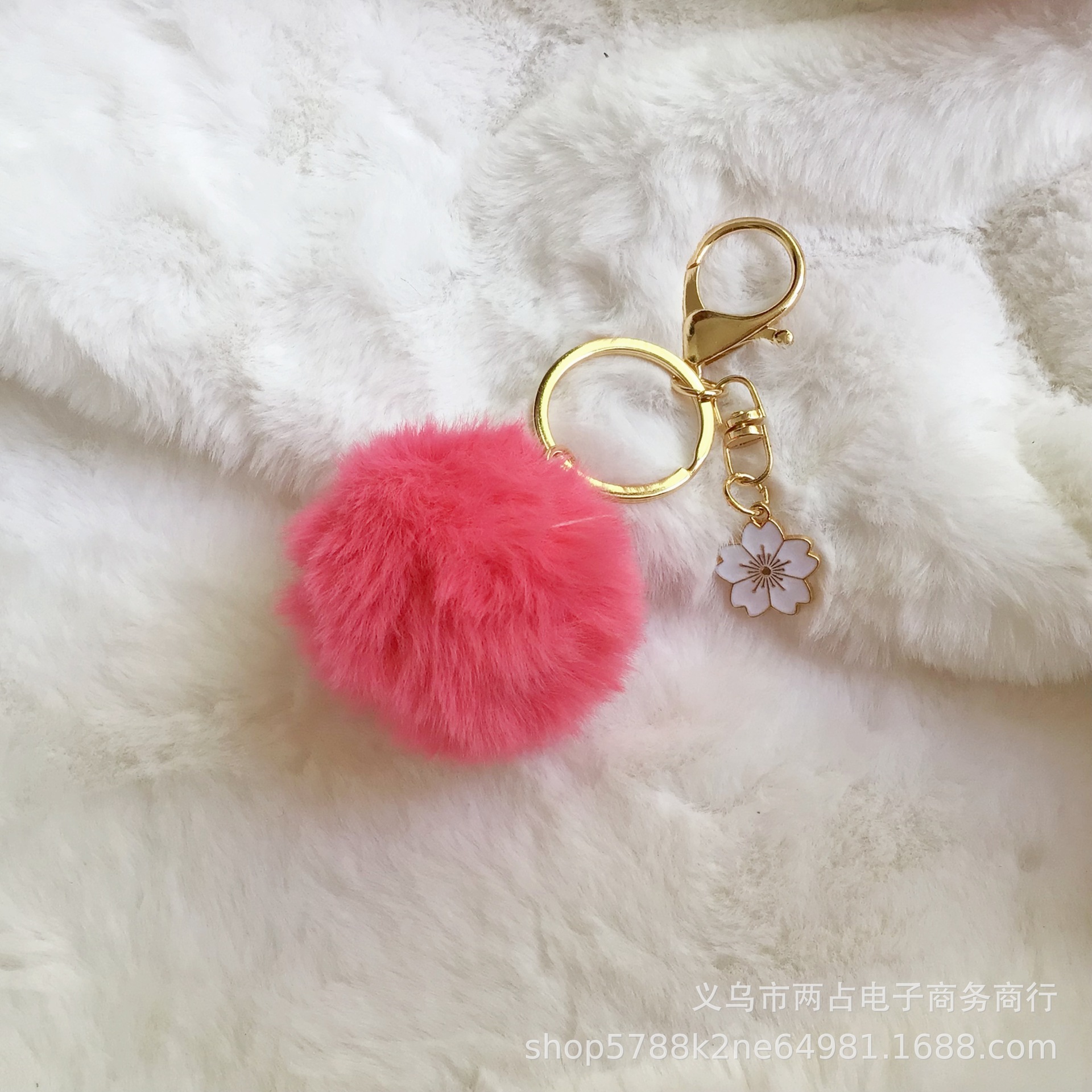 Spot aleación transfronteriza gota aceite flor de cerezo colgante llavero colgante de bola de pelo 5cm imitación conejo rex bola de pelo colgante de flor de durazno
