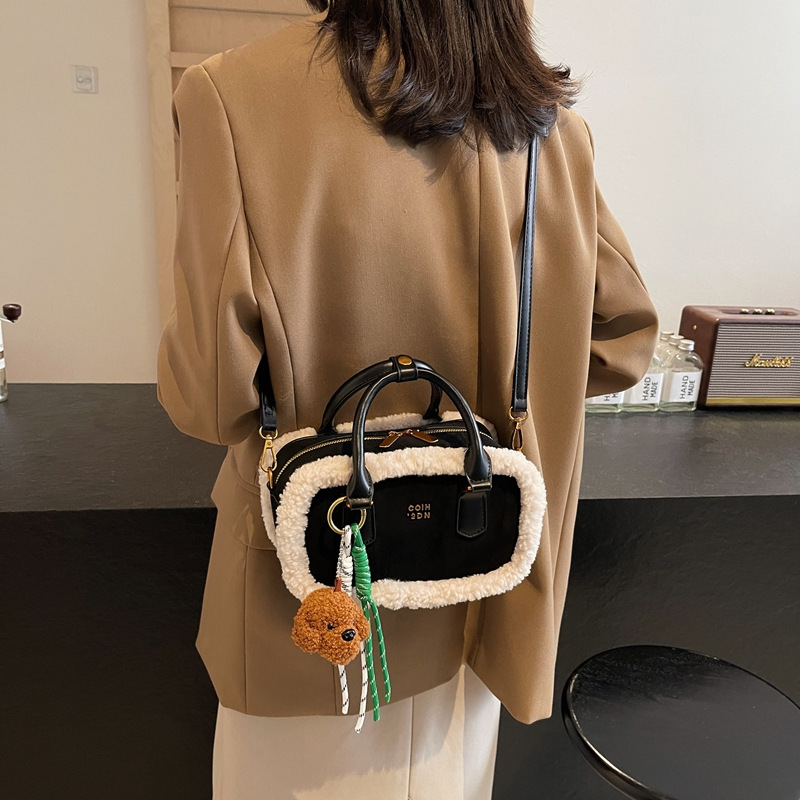 가을과 겨울 거친 가장자리 트렌드 매트 질감 캐주얼 핸드백 2024 새로운 패션 양모 어깨 크로스 바디 여성용 가방