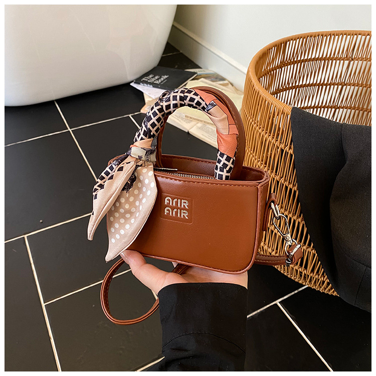 2025 bolsas de hombro populares coreanas para niñas, bufandas de seda extranjeras, bolsas de mano para bebés, mini bolsas de accesorios para niños lindos