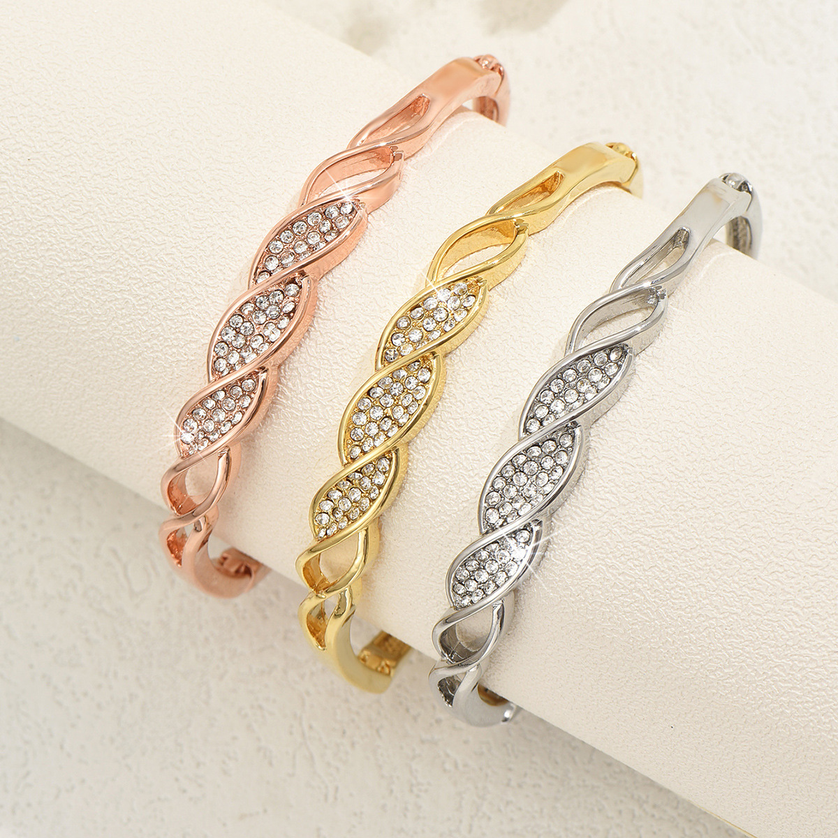 Accesorios transfronterizos de diamantes de moda simple pulsera de aleación ligera de lujo de alto nivel sensación fría nueva joyería al por mayor