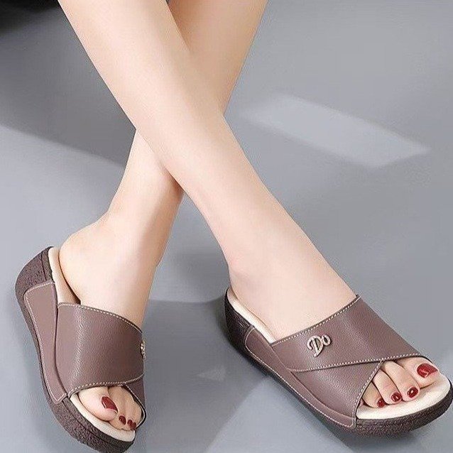 Zapatillas rojas de cuero suave para mujeres 06 verano nuevo talón de pendiente con suela gruesa y cómoda zapatillas de playa image 6