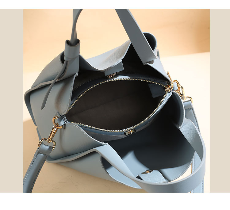 Women's Medium Pu Leather Solid Color Classic Style Magnetic Buckle Bucket Bag display picture 1