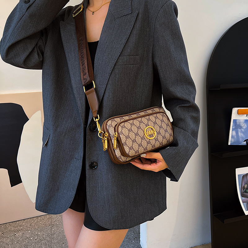 Bolso de sentido premium para mujer 2025 nueva moda con estampado de letras Bolso para teléfono móvil de tres capas Bolso bandolera de banda ancha salvaje