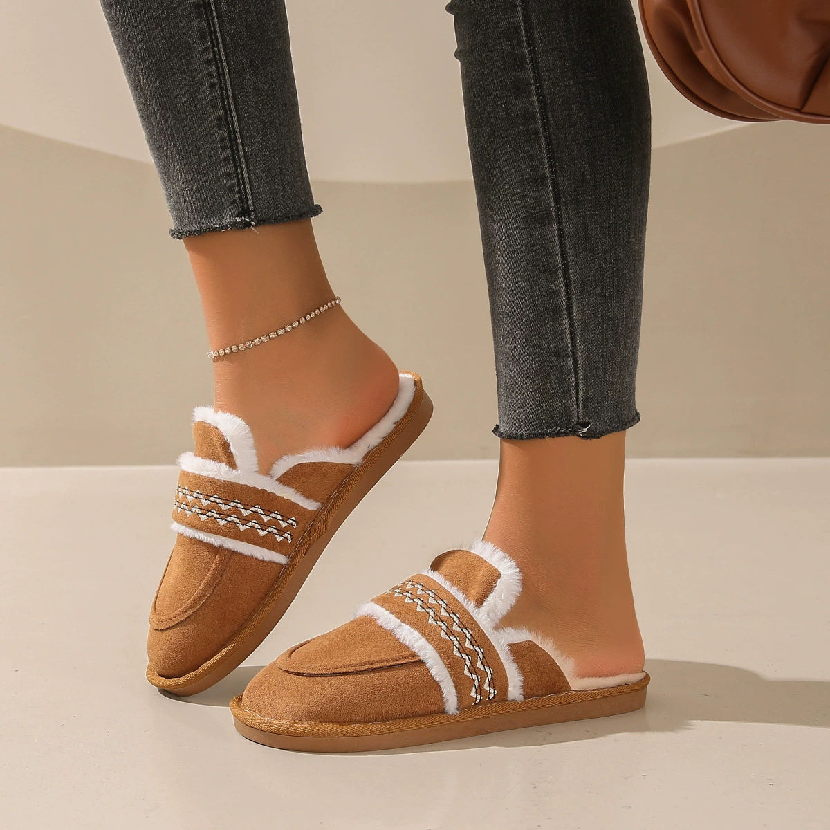 2024 новые внешнеторговые хлопчатобумажные тапочки женские домашние плюшевые горячие продажи дома теплые шерстяные перетаскивания Amazon