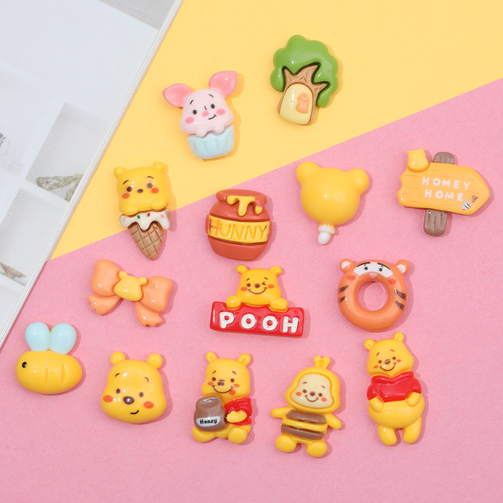 Dibujos animados amarillo Pooh oso serie DIY accesorios de resina nuevo estilo caca serie teléfono móvil Shell agujero zapatos hebilla colgante