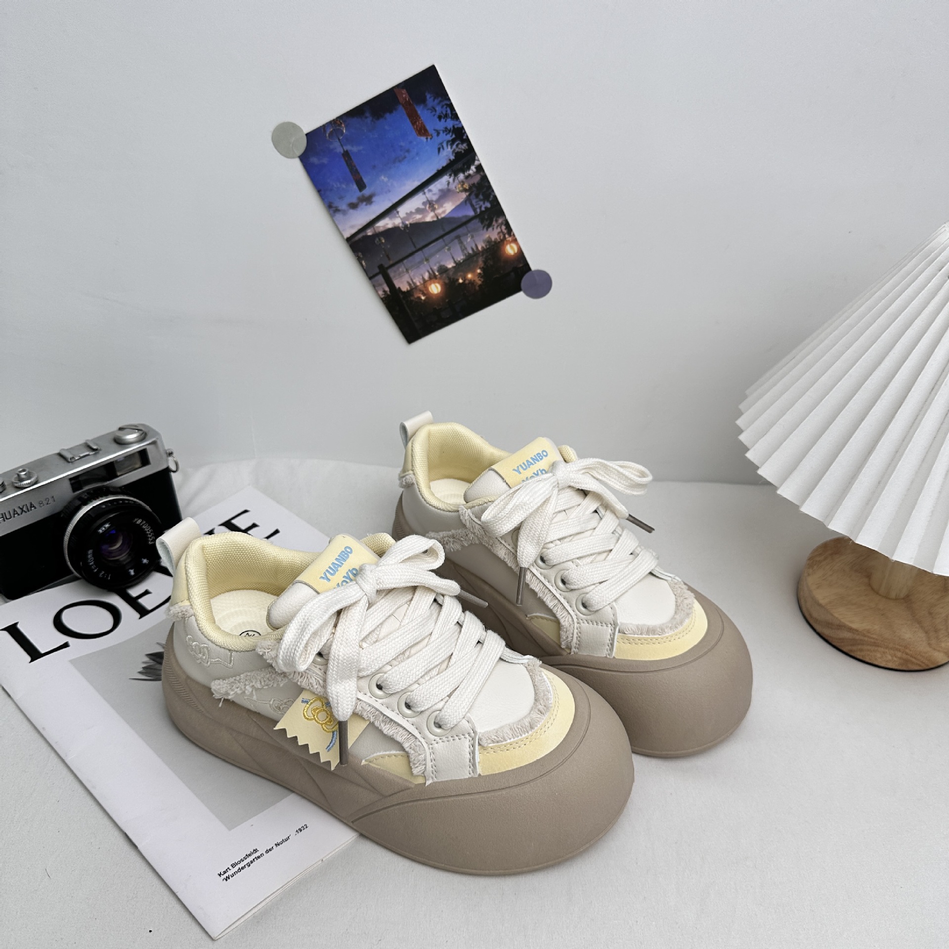 Zapatos de pan de ondas distantes para mujeres en alta tendencia con suela gruesa ligera y suave zapatos de cabeza grande con faldas pequeñas zapatos blancos zapatos de skate