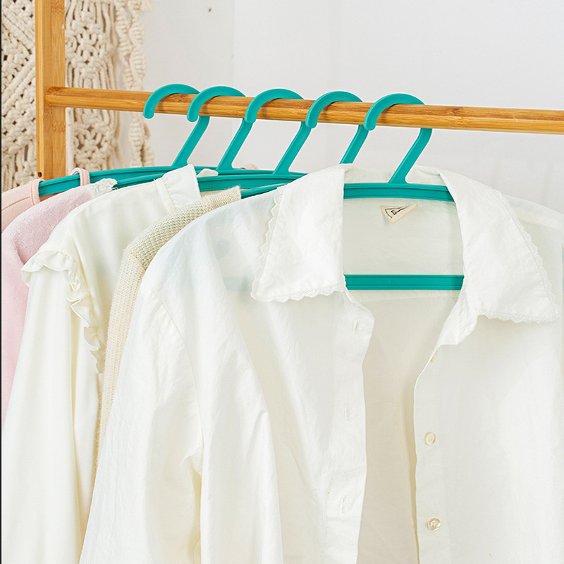 家庭用の滑り止めの肩に跡がない服を掛けて洗濯棒のプラスチックハンガーを干します。|undefined