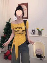 黄色字母印花斜肩短袖t恤女夏季设计感绑带收腰露肩上衣潮