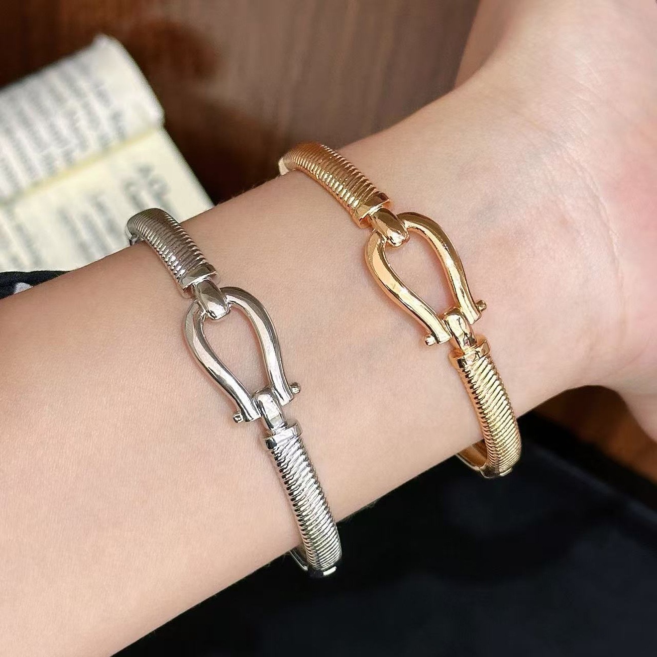 Mutterperlen Schlangenarmband Mit Funkelnden Zirkonia Steinen_voghion.com