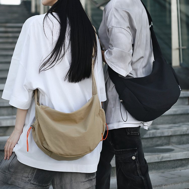 2024 새로운 간단한 패션 어깨 가방 만두 백 나일론 천 보그웨이 백 트렌디 한 멋진 여성 가방 크로스 바디 백