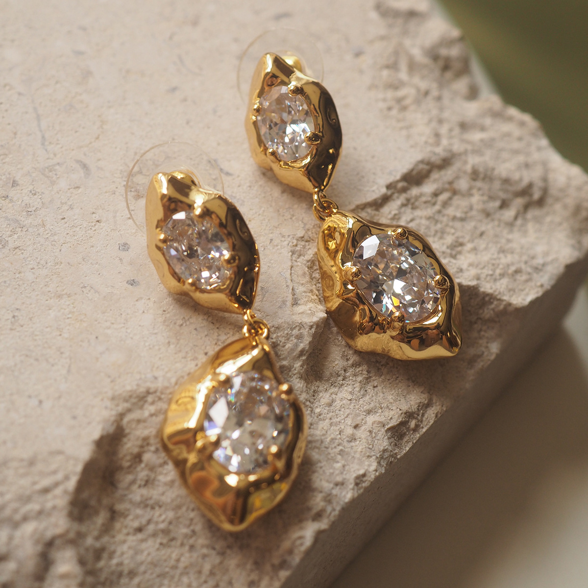 Copper gold-plated European and American style retro hand-tapping zircon gem personality women's ring ear studs earrings hollow lava