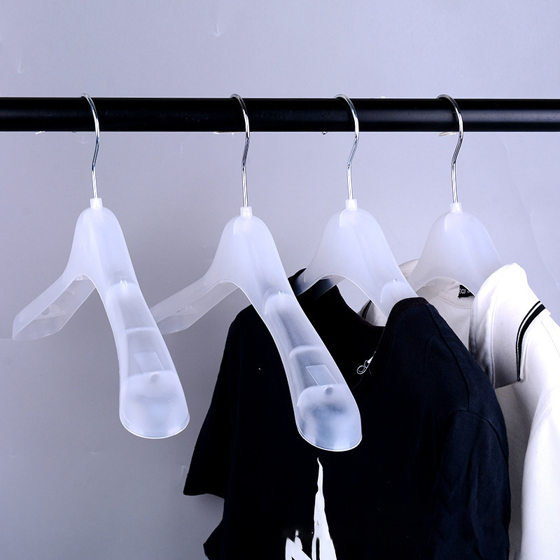 新しい材料のプラスチックハンガー滑り止め洋服店の服は乾湿両用家庭用物干しハンガーのたんすに収納されている|undefined