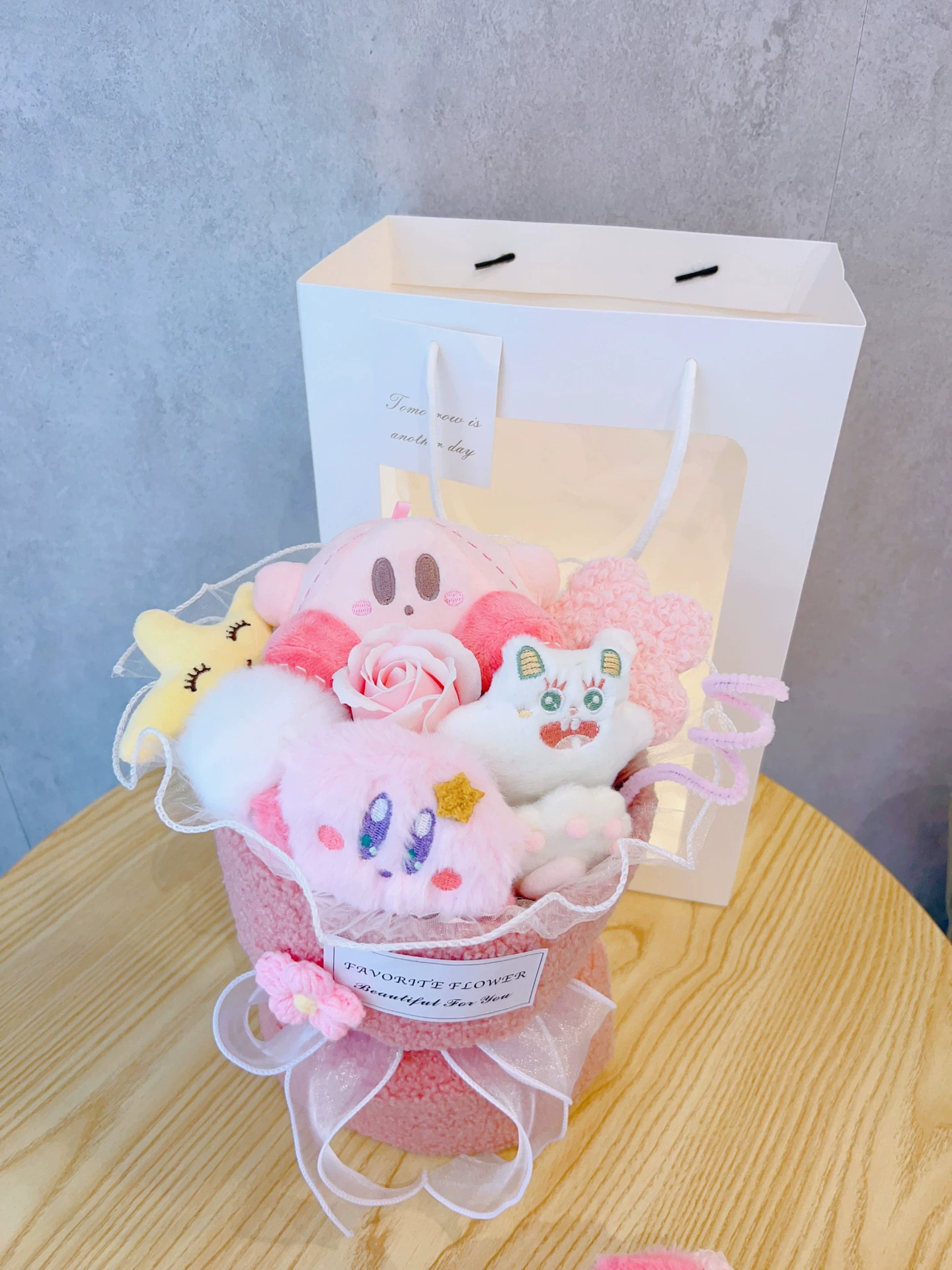 Плюшевый букет (Sanrio) клубничный плюшевый набор, 30–33 см — подарок на День святого Валентина и день рождения