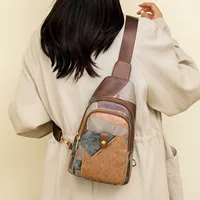 Сумка через плечо (chest bag), одно плечо, пэчворк экокожа, компактная и лёгкая