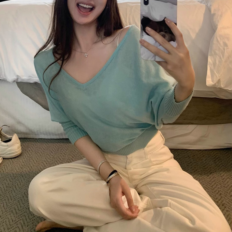 [Aesthetic Preference] Lightweight Breathable Knitted Blouse 2 Color Chest Pad Sling Women's V-neck Hollow Top Design Sense