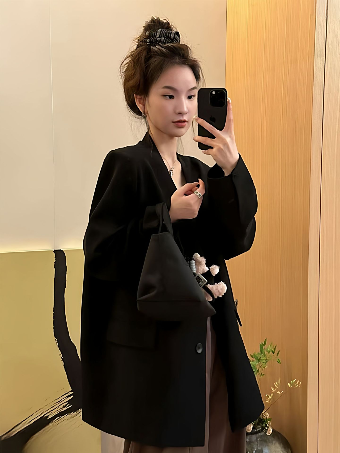 Minimalist High-end V-neck Women's Designer Blazer Lightweight Coat_voghion.com