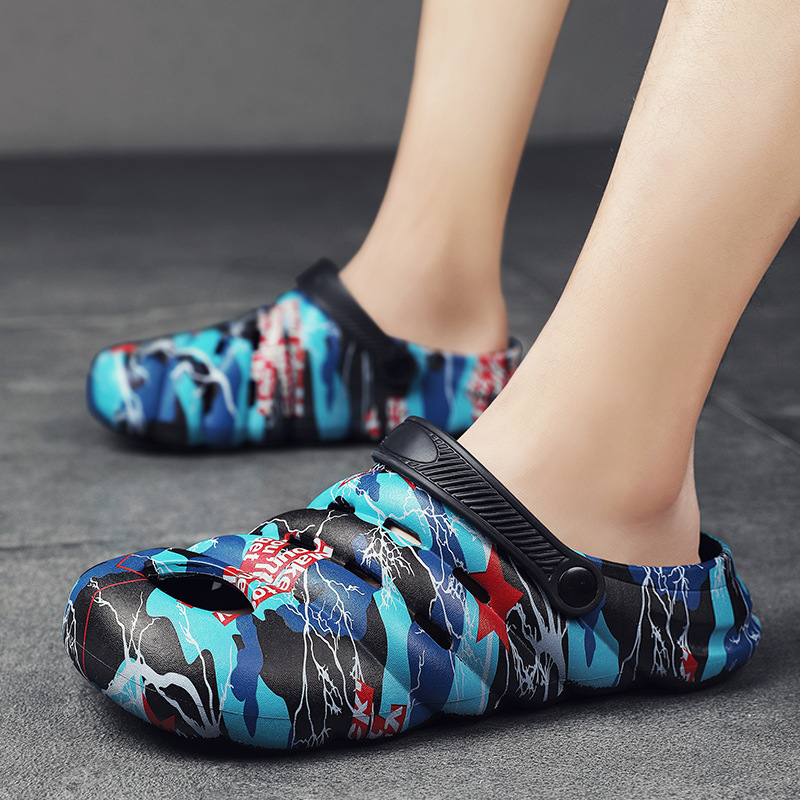 Nuevos zapatos agujeros de mierda de verano para hombres, sandalias de playa al aire libre antideslizantes, moda, zapatillas casuales.
