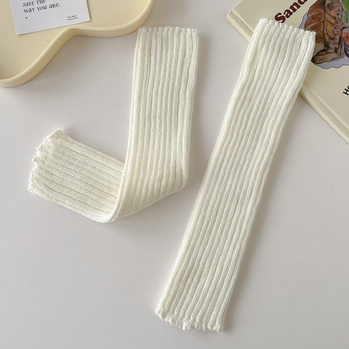 Double-needle wool socks protect the calves from the cold. Thick-needle white ankle heap knee pads that won’t fall off. New style for autumn and winter.