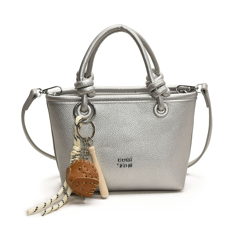 Diseño de nicho de cestas de verduras de moda transfronterizas bolsos de hombro único bolsos de hombro de alta gama bolsos de hombro femenino 100 bolsos de cubo de desplazamiento