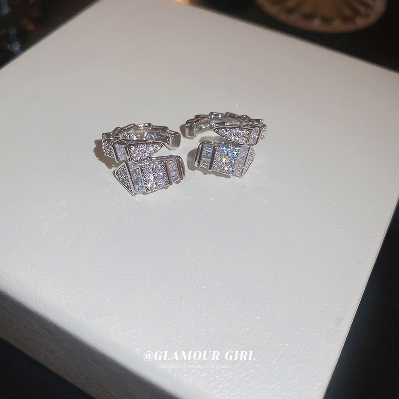 En forma de serpiente en forma de C ZIRCON clip de oreja nicho creativo sin oreja clip de hueso elegante luz de lujo de alto grado pendientes al por mayor para las mujeres