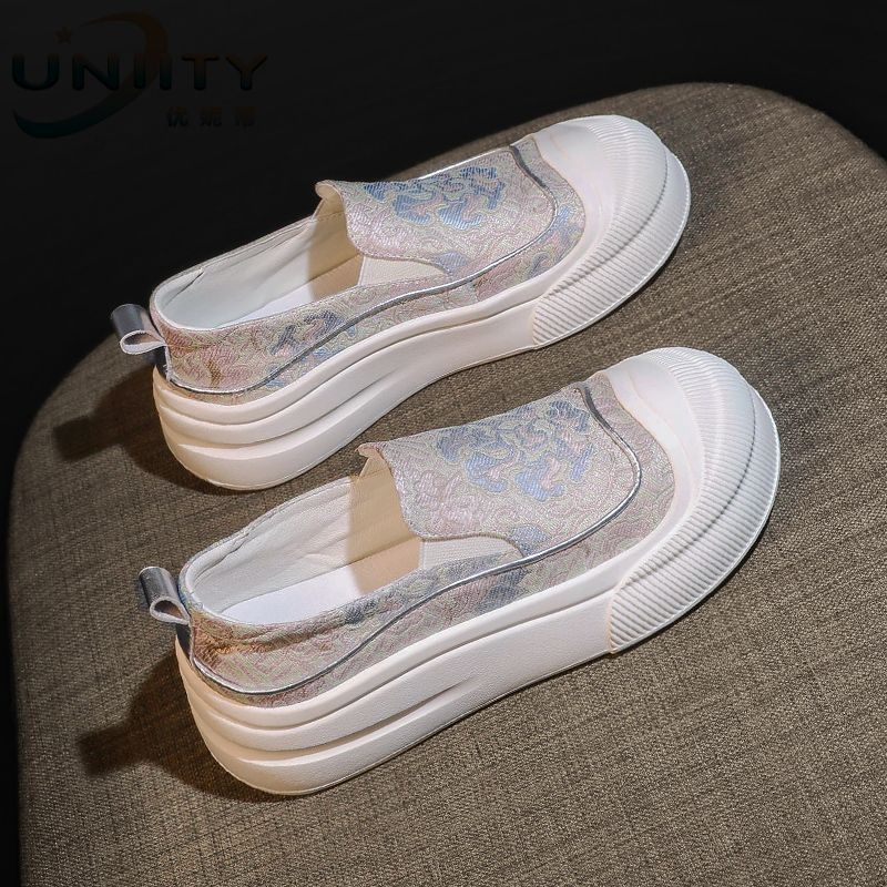 Zapatos de lona de base gruesa de verano para mujeres Xiaoboan nuevo estilo chino 2024 nuevo zapato de altura de concha de cabeza explosión