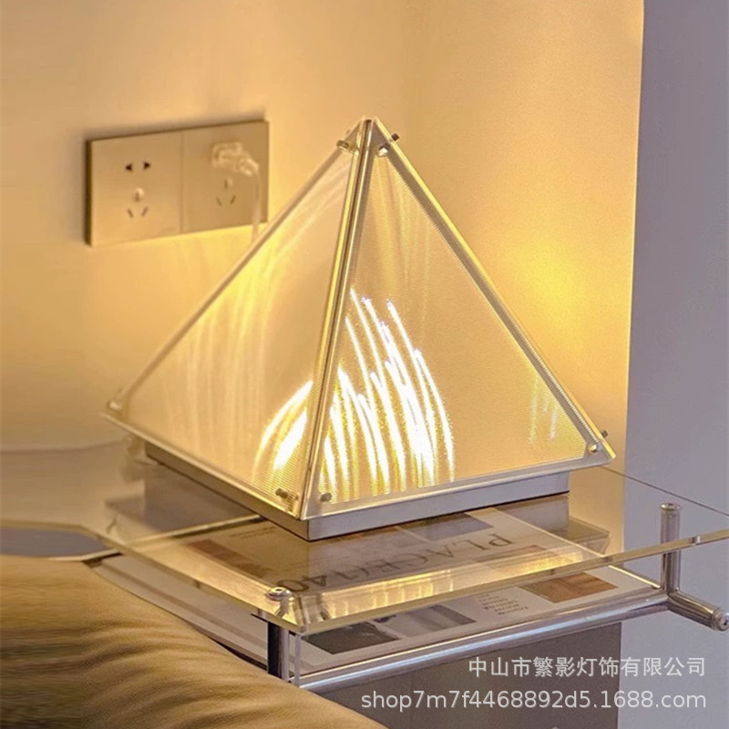 Art Decorativo lámpara de escritorio moderna y creativa simple sala de estar lámpara de cabezal de cama estudio sala modelo lámpara de vidrio pirámide decoración