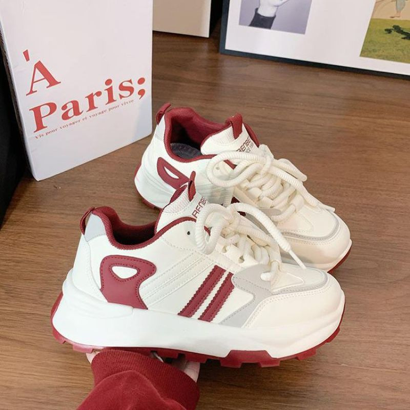 Pequeños zapatos blancos para mujeres 2025 nuevos zapatos deportivos de estudiantes zapatos de skate para mujeres zapatos de carreras casuales con suela plana