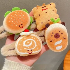 シミュレーションのハンバーグのぬいぐるみのヘアピンbbクリップの女子学生は食べ物を食べて遊んでいます。
