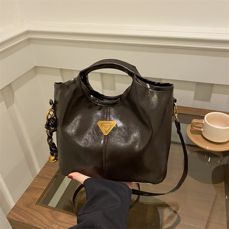 Bolso de mano retrógrado nicho mujer 2025 nuevo estilo de piel de cera de aceite para viajar bolso de hombro de gran capacidad relajado mochila