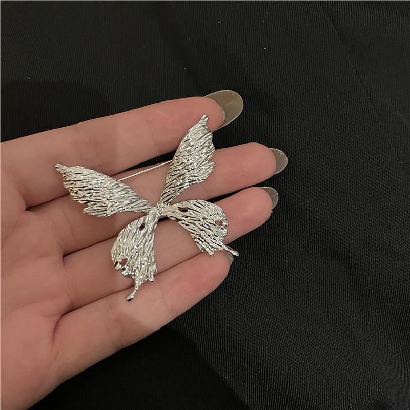 Ancient Golden Clover High-end Brooch Female Anti-emptied Safety Pin Niche Cute Wild Pin Fixed Clothes Accessories display picture 5