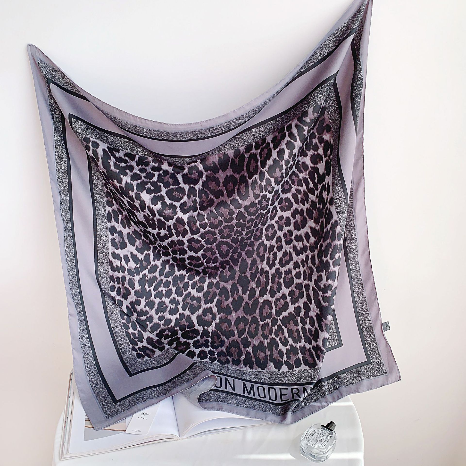 Moda europea y americana estampado de leopardo popular 90 bufanda cuadrada primavera y verano decoración camisa a juego corbata Socialite temperamento chal para mujeres