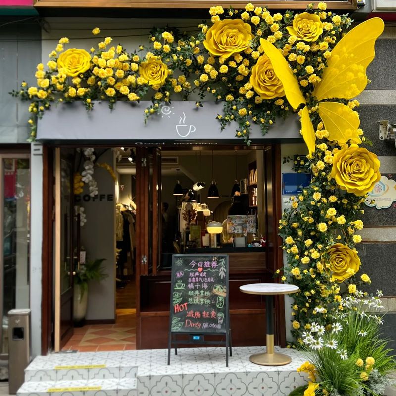 模擬黄色のバラのつるバラの物語紙の花と緑の植物のつる壁掛けアングルローズ店頭ドア装飾|undefined