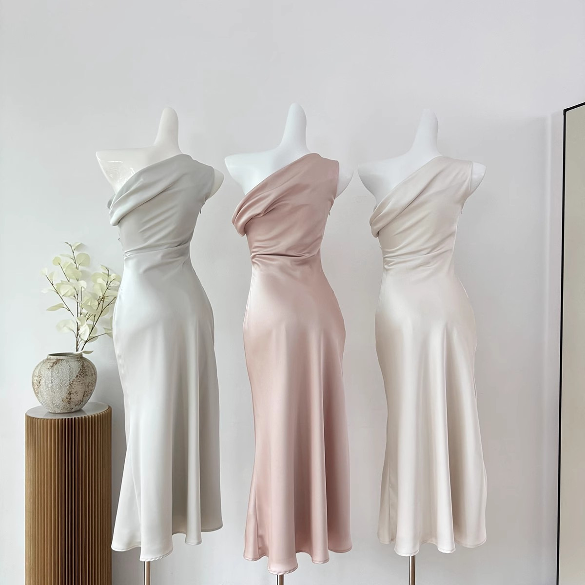 Roupas femininas Vestido de gola alta ombro a ombro estilo francês saia rabo de peixe cintura três cores verão 2024_voghion.com