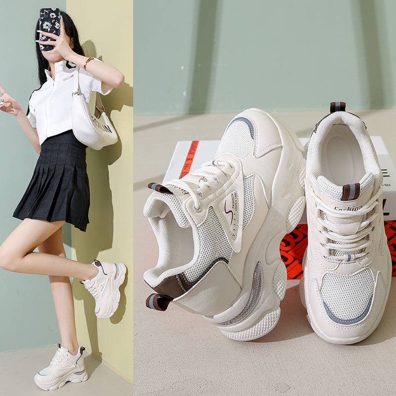 Aumentar la altura de los zapatos de papá para mujeres 2025, el nuevo tipo de verano, un hombre pequeño, una red deportiva casual, zapatos blancos para mujeres