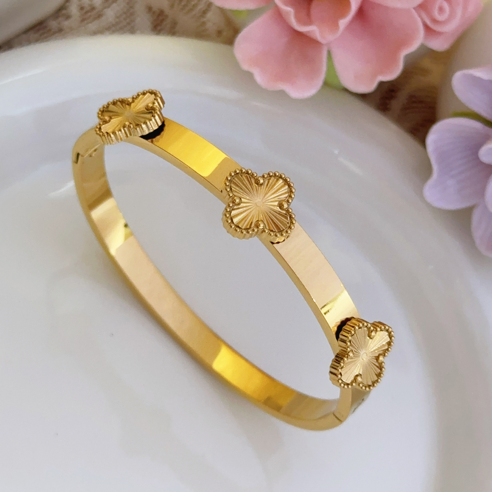 Nuevos diamantes transfronterizos de cuatro hojas de titanio pulsera de acero de diseño ligero de nicho de cuatro hojas joyerías de acero inoxidable