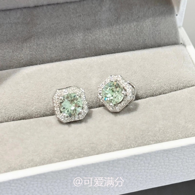 Sparkling Mint Green Sugar Cube Earrings, Simple and Luxurious Design, Dry Earrings, Versatile and High-End Ear Piercing Earrings