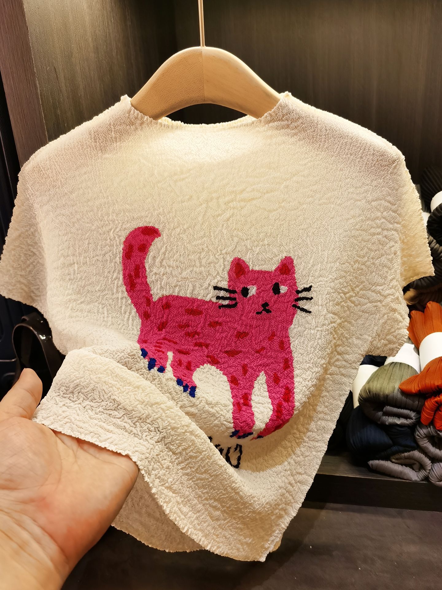 Áo thun nữ cổ tròn xếp ly nhẹ mỏng họa tiết mèo hoạt hình jacquard — đen, Màu trắng nhạt, màu xám