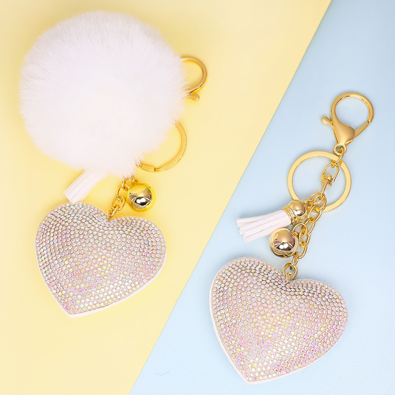 Venta caliente transfronteriza terciopelo coreano diamante color sólido amor corazón pelo bola llavero colgante bolso de las mujeres accesorios personalización