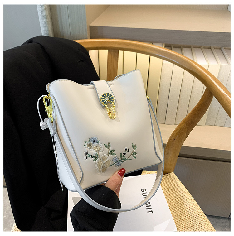 Women's Medium Pu Leather Flower Elegant Vintage Style Square Lock Clasp Bucket Bag display picture 2