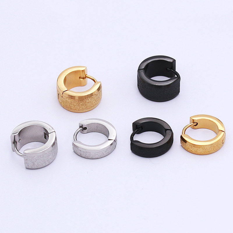Herrörhängen i matt titanstål breda ear cuffs glansiga runda_voghion.com