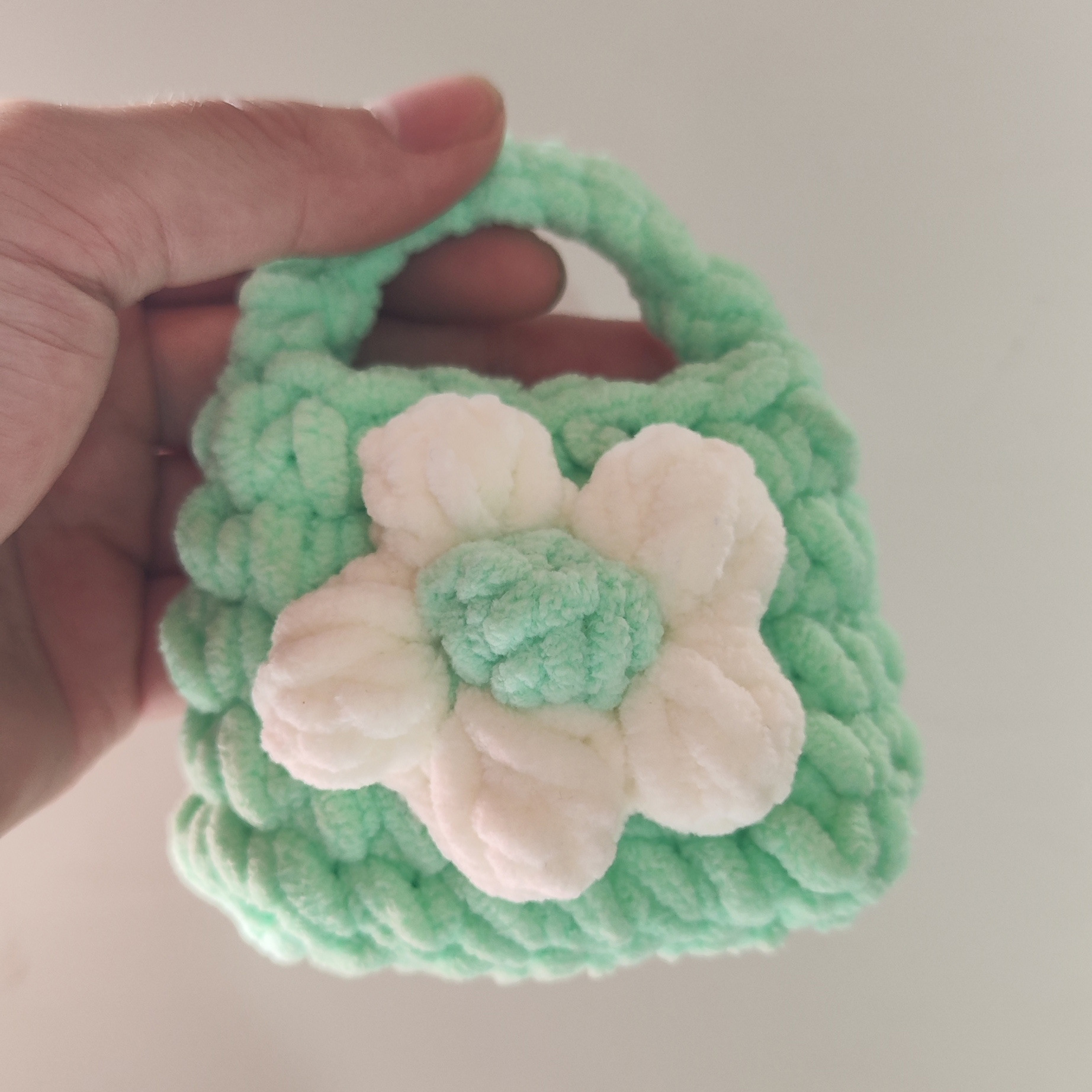 Bolso azul + flor blanca + botón