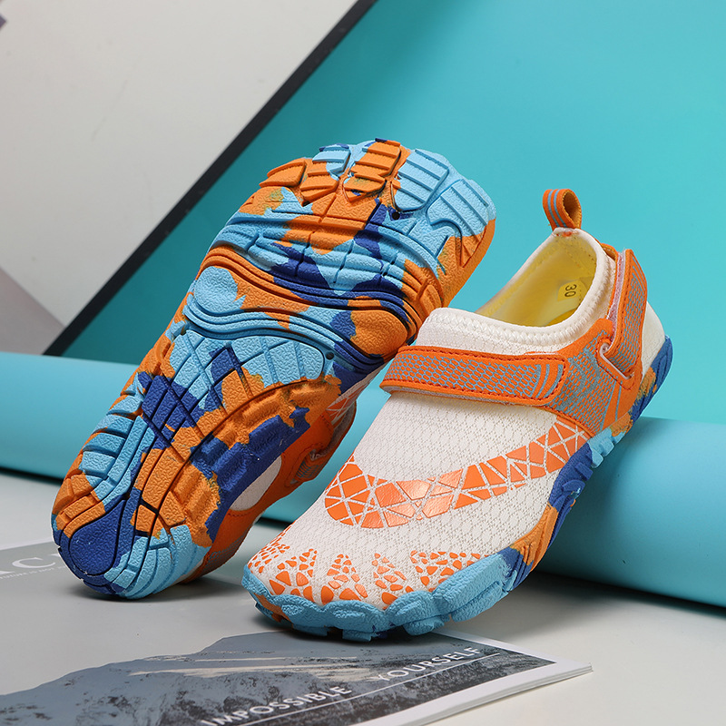 Nuevos zapatos de playa para niños al aire libre transfronterizos, zapatos de vadeo de cinco dedos, zapatos de buceo, zapatos de natación antideslizantes gruesos