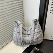 2025秋冬新款大容量托特包女褶皱棉服休闲韩版云朵个性单肩通勤包